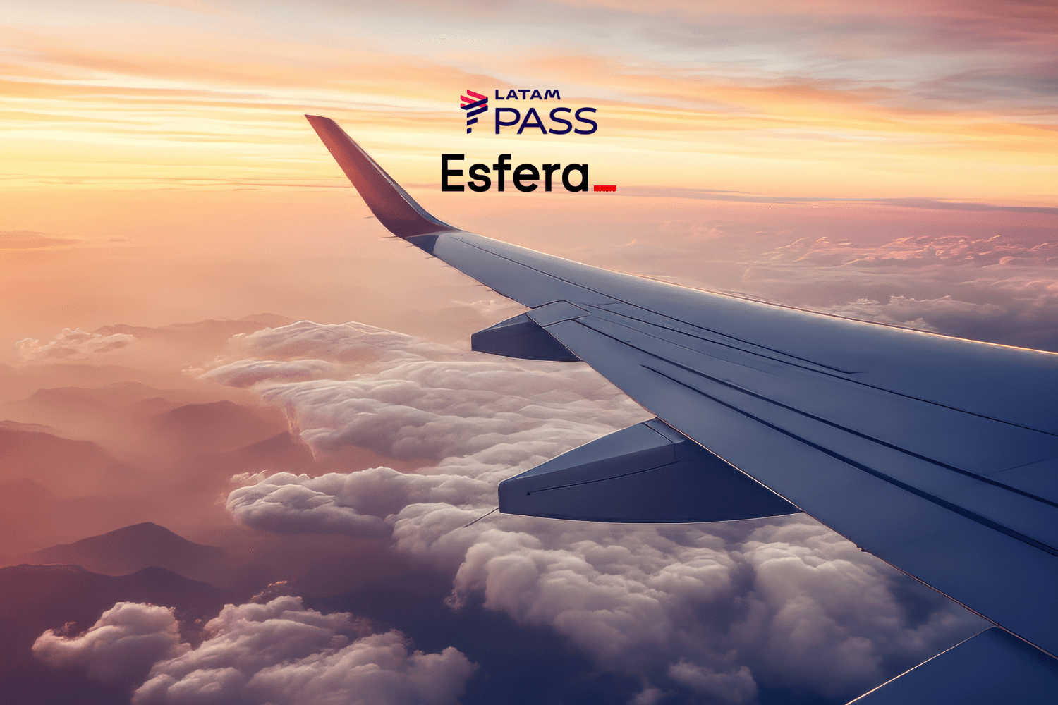 Vista de uma asa de avião voando acima das nuvens durante o pôr do sol. As cores do céu são suaves, variando entre tons de laranja e rosa. No topo da imagem, estão as logos do "LATAM Pass" e "Esfera".