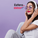 A imagem mostra uma jovem relaxada, ouvindo música com fones de ouvido, usando óculos de sol com lentes roxas e vestindo uma camiseta branca. Ela está sentada, em um ambiente com fundo roxo, que harmoniza com os acessórios que ela está usando. Acima da imagem, estão os logotipos da Esfera e do Extra, sugerindo uma parceria entre as marcas.
