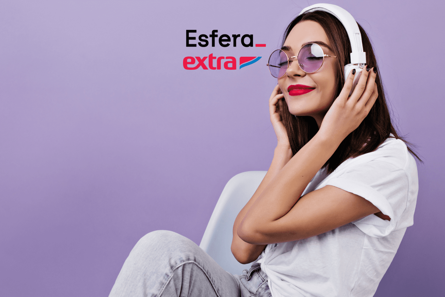 A imagem mostra uma jovem relaxada, ouvindo música com fones de ouvido, usando óculos de sol com lentes roxas e vestindo uma camiseta branca. Ela está sentada, em um ambiente com fundo roxo, que harmoniza com os acessórios que ela está usando. Acima da imagem, estão os logotipos da Esfera e do Extra, sugerindo uma parceria entre as marcas.