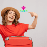 Mulher de cabelos castanhos sorridente com braços levantados e acompanhada de uma mala vermelha. Logo da Livelo e da Ciclic no canto superior da imagem