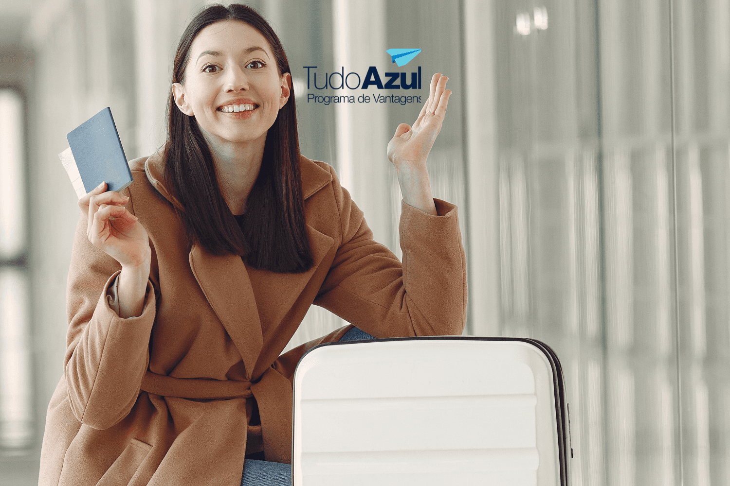 Mulher jovem sorrindo, ajoelhada ao lado de sua mala branca em um aeroporto, segurando um passaporte azul. Ela está vestida com um casaco marrom claro. Ao fundo, um corredor iluminado com grandes janelas. Logotipos da Livelo e CiClic estão inseridos acima, sugerindo uma parceria entre as marcas."