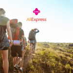 "Um grupo de jovens caminhantes segue uma trilha em meio à natureza, carregando mochilas e equipamentos de camping. O céu está claro, e a luz do sol ilumina a paisagem ao redor, transmitindo uma sensação de aventura e liberdade. Acima, estão os logotipos da Livelo e AliExpress, sugerindo uma parceria que envolve acúmulo de pontos em compras e produtos para atividades ao ar livre."