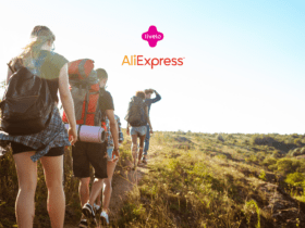 "Um grupo de jovens caminhantes segue uma trilha em meio à natureza, carregando mochilas e equipamentos de camping. O céu está claro, e a luz do sol ilumina a paisagem ao redor, transmitindo uma sensação de aventura e liberdade. Acima, estão os logotipos da Livelo e AliExpress, sugerindo uma parceria que envolve acúmulo de pontos em compras e produtos para atividades ao ar livre."