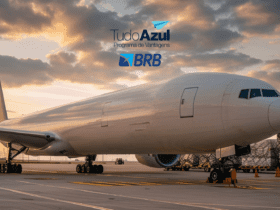A imagem mostra um grande avião estacionado em um aeroporto ao entardecer, com o céu exibindo nuvens coloridas pelo pôr do sol. No canto superior central da imagem, estão os logotipos do "TudoAzul Programa de Vantagens" e do "BRB".