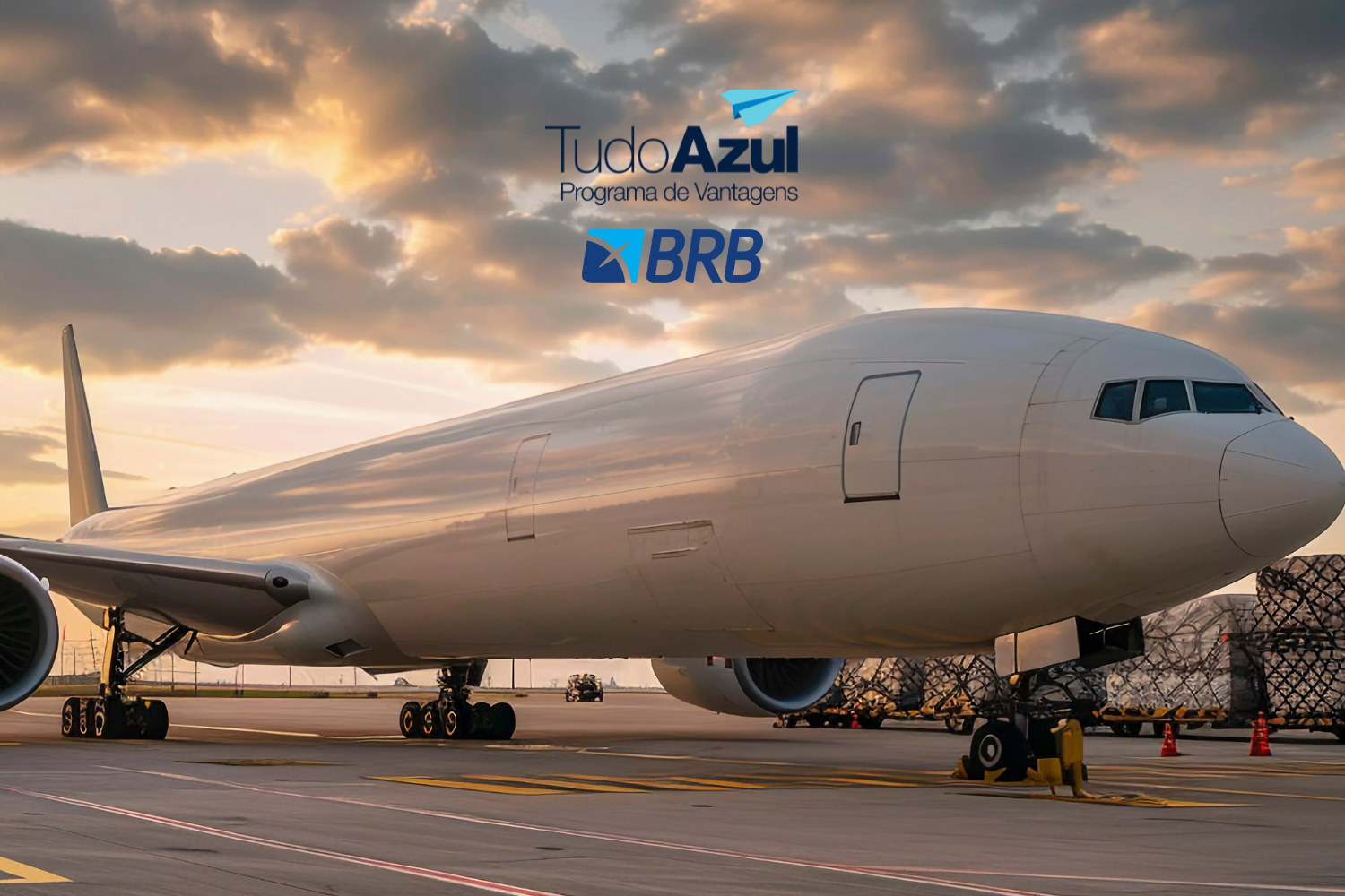 A imagem mostra um grande avião estacionado em um aeroporto ao entardecer, com o céu exibindo nuvens coloridas pelo pôr do sol. No canto superior central da imagem, estão os logotipos do "TudoAzul Programa de Vantagens" e do "BRB".