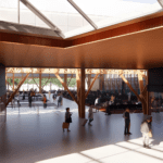 Vista interna do aeroporto de congonhas moderno com estrutura de teto em vigas de madeira e grandes janelas, permitindo a entrada de luz natural. Passageiros caminham pelo amplo saguão e aguardam em áreas de espera, enquanto o ambiente reflete uma arquitetura contemporânea e espaçosa.