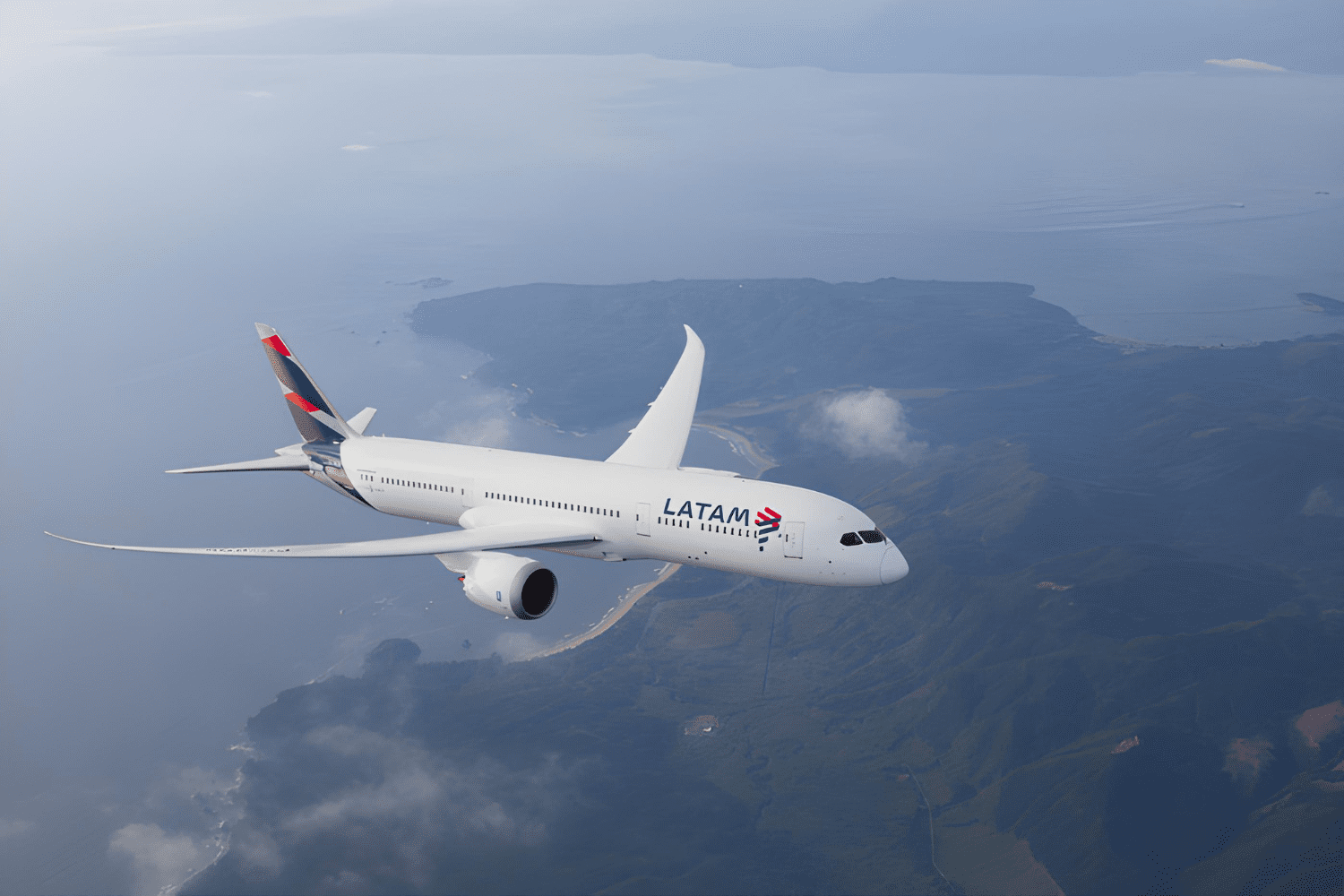 Avião da LATAM sobrevoando uma região costeira com montanhas e mar ao fundo, destacando o design moderno da aeronave e sua marca icônica.
