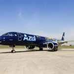 Aeronave Embraer 195-E2 da Azul Linhas Aéreas estacionada no pátio do aeroporto, exibindo pintura personalizada com foco em inovação e sustentabilidade.