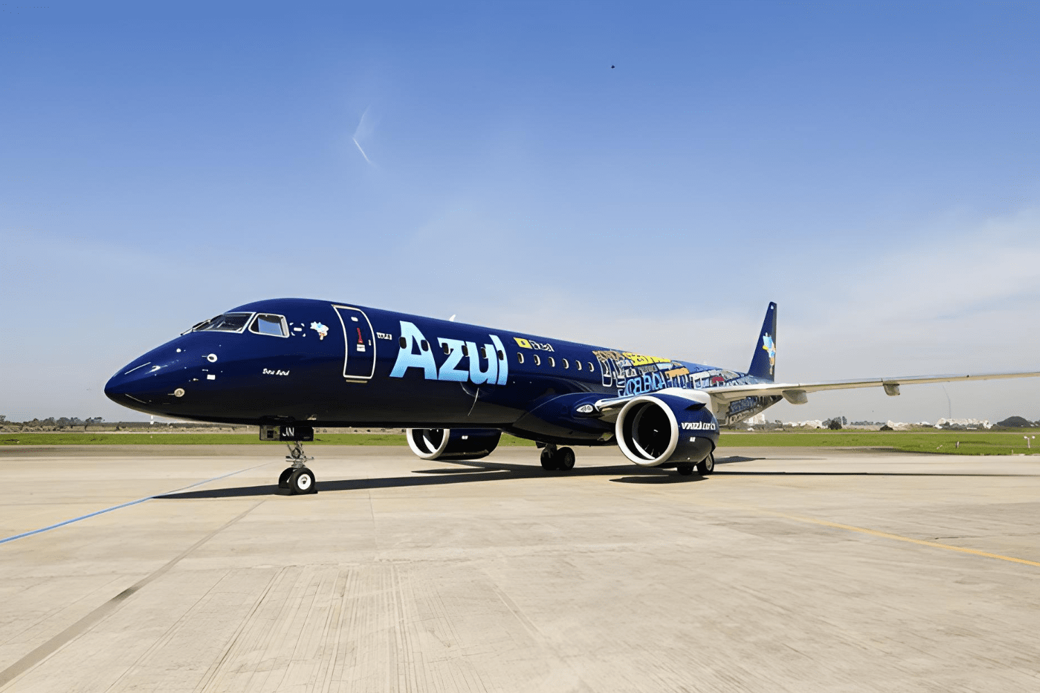 Aeronave Embraer 195-E2 da Azul Linhas Aéreas estacionada no pátio do aeroporto, exibindo pintura personalizada com foco em inovação e sustentabilidade.