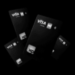 Imagem do cartão XP Visa Infinite pretos sobre fundo escuro, destacando o design elegante e premium do produto financeiro