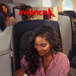 Passageiros aproveitando o conforto da classe executiva Insigna da Avianca, com cabines modernas, espaçosas e serviço premium durante o voo.