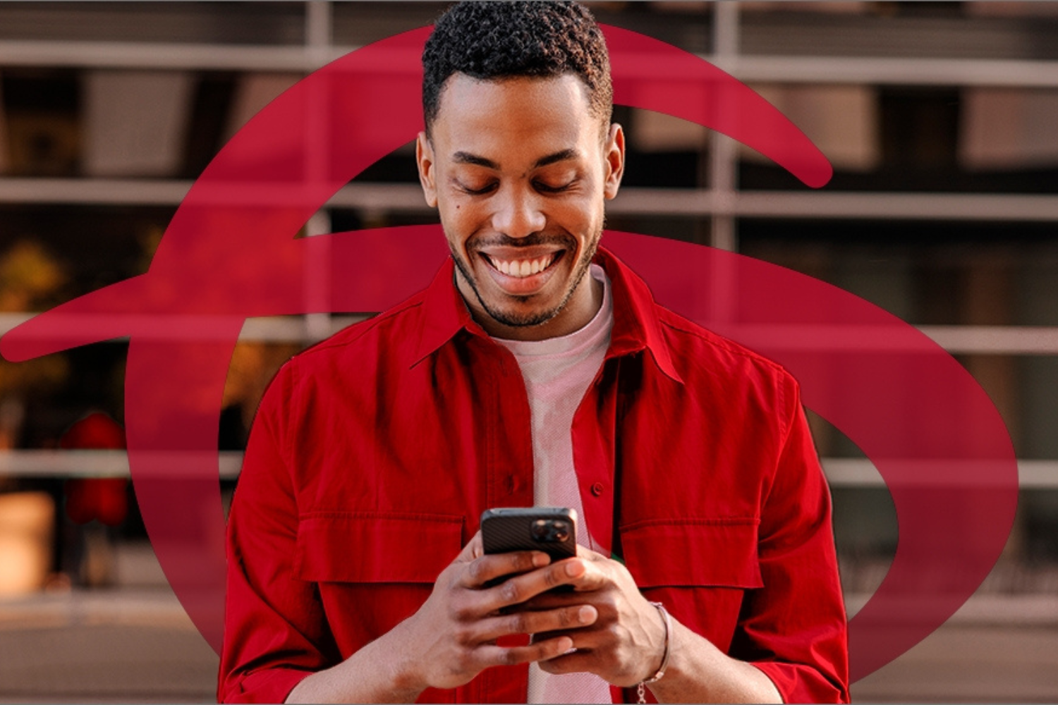 Homem sorrindo enquanto utiliza o celular, destacando a praticidade e conveniência dos serviços digitais oferecidos, com um fundo moderno e elementos gráficos do Bradesco em vermelho.