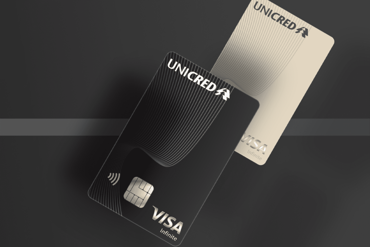 Imagem de dois cartões Unicred Visa Infinite sobre um fundo escuro. O cartão preto está em primeiro plano, enquanto o cartão dourado aparece ao fundo