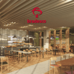Área interna do Bradesco Lounge no Aeroporto de Congonhas, com design sofisticado, amplo espaço de alimentação e ambiente moderno para o conforto dos viajantes