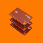 Três cartões de débito laranja do Inter empilhados, com o logotipo "Inter" em branco e a marca Mastercard visível no canto inferior direito, sobre um fundo laranja vibrante.