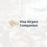 Logotipo do Visa Airport Companion sobreposto a uma imagem de uma sala VIP de aeroporto. A sala tem um ambiente sofisticado, com poltronas confortáveis, um bar elegante ao fundo e uma grande janela panorâmica que mostra um avião decolando. O logotipo apresenta um ícone dourado de avião ao lado do nome do programa em fonte moderna.