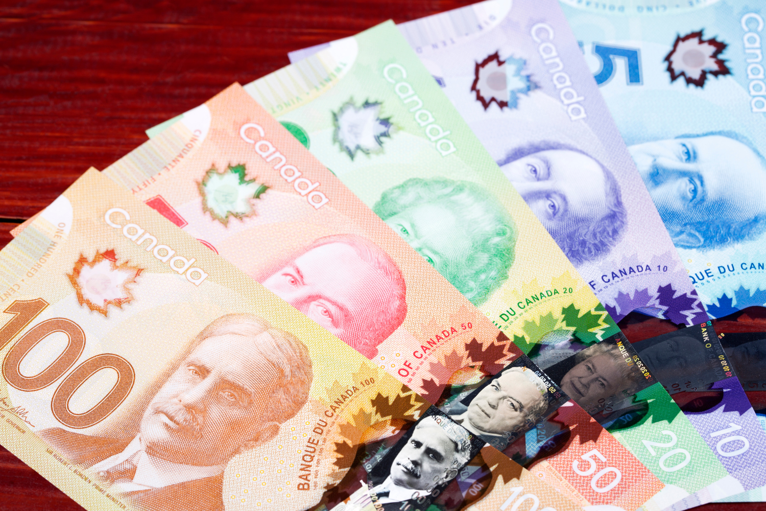 Descubra qual é a moeda do Canadá e  qual a opção mais econômica para levar ao país